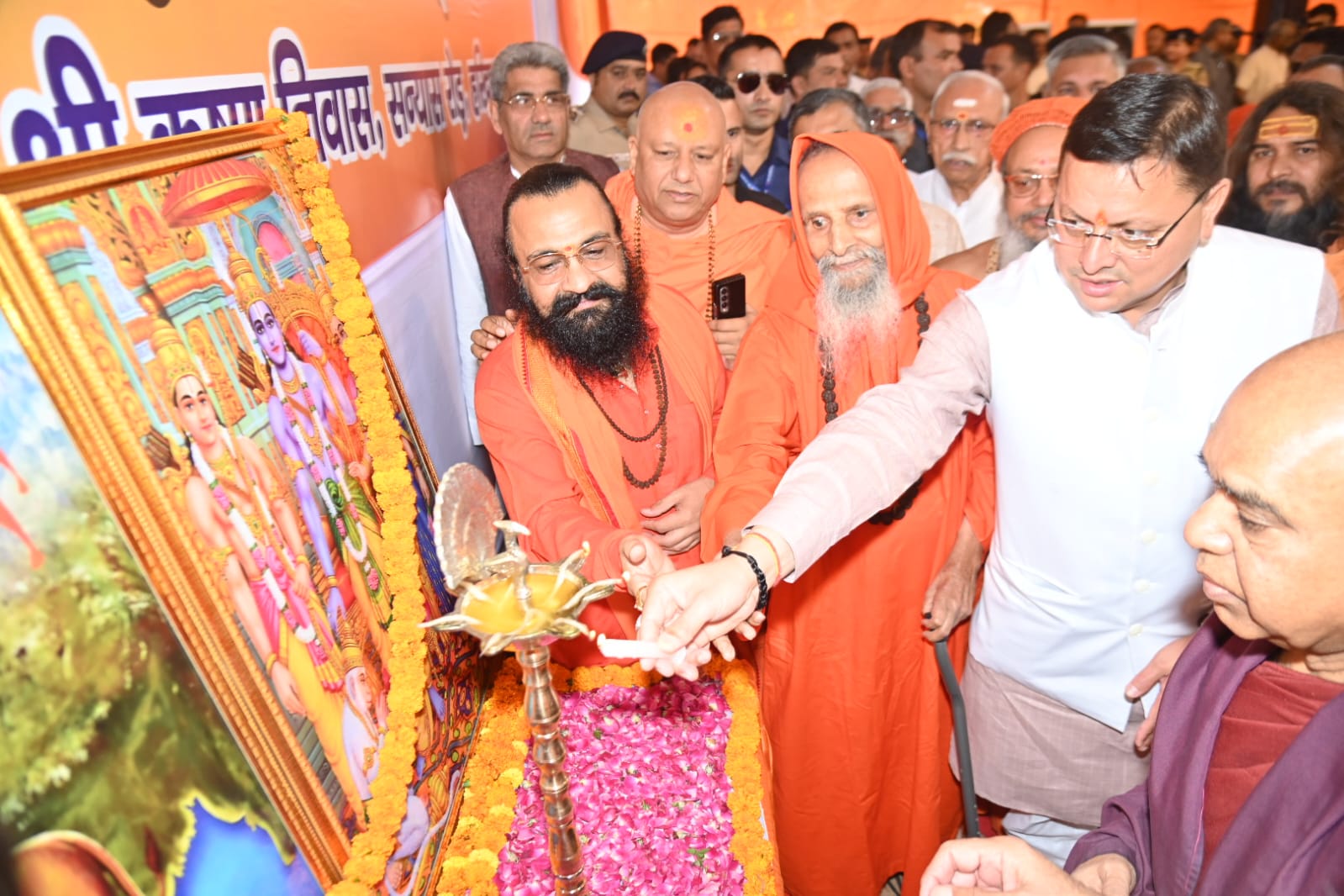 CM Dhami lighting the lamp in the two-day meeting of Vishwa Hindu Parishad